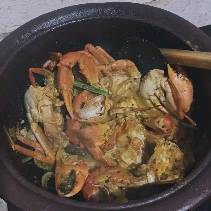 A clay pot of Puttalam Lagoon crab curry with pandan leaf and curry leaves
